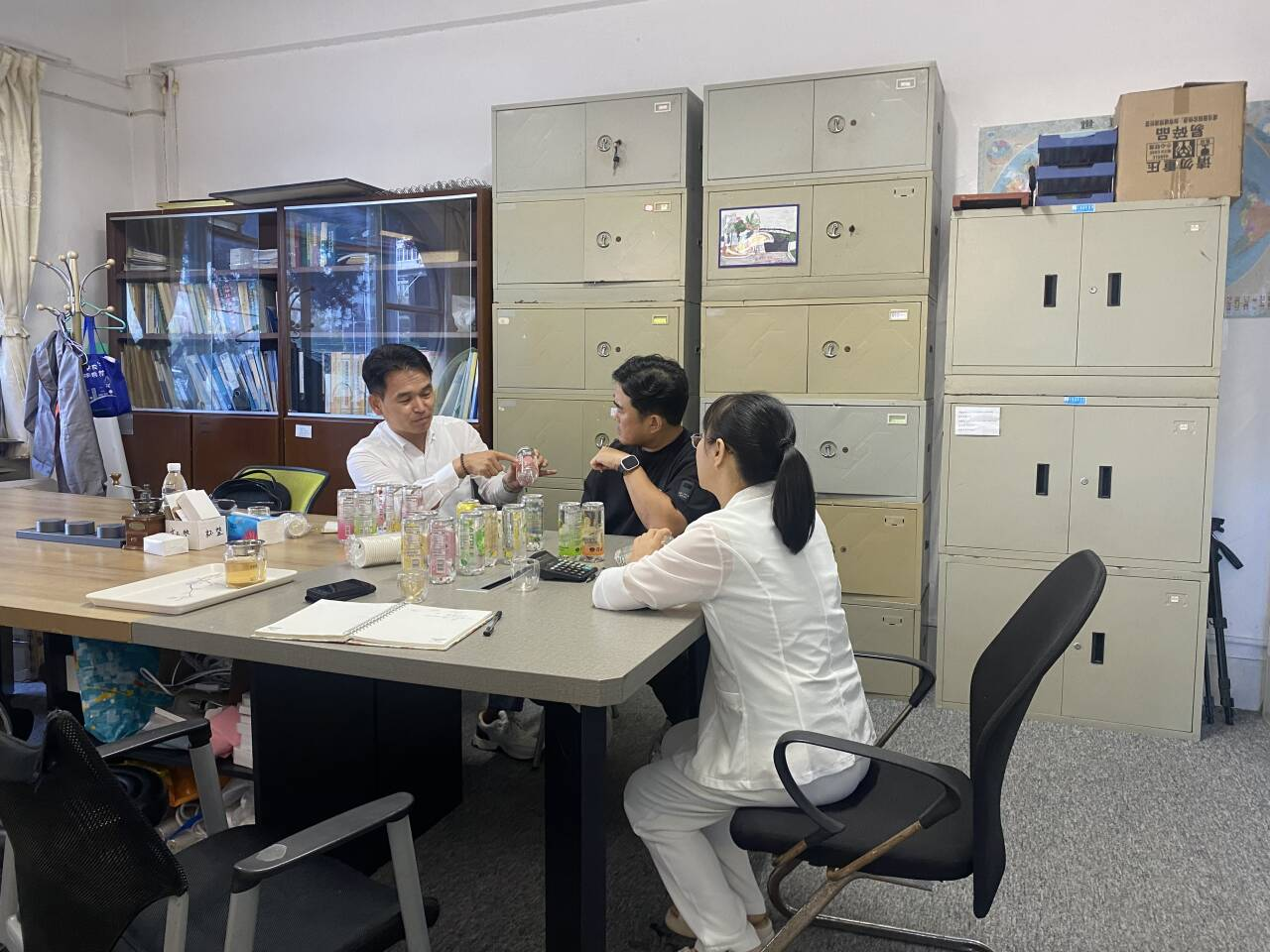 Korean client negotiating carbonated drink OEM orders in Elisha beverage factory.png